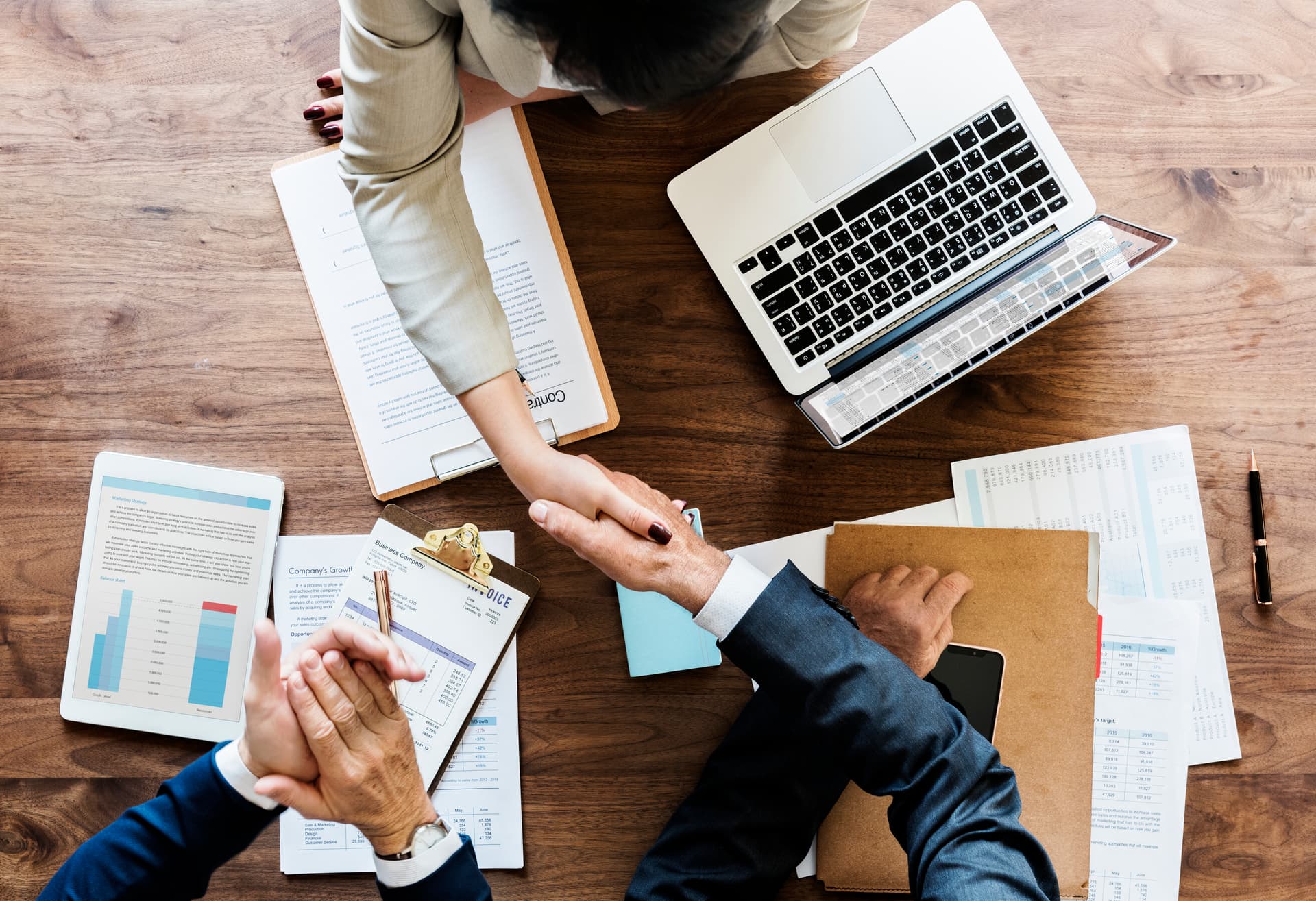 Pessoas em uma reunião de negócios discutindo estratégias empresariais